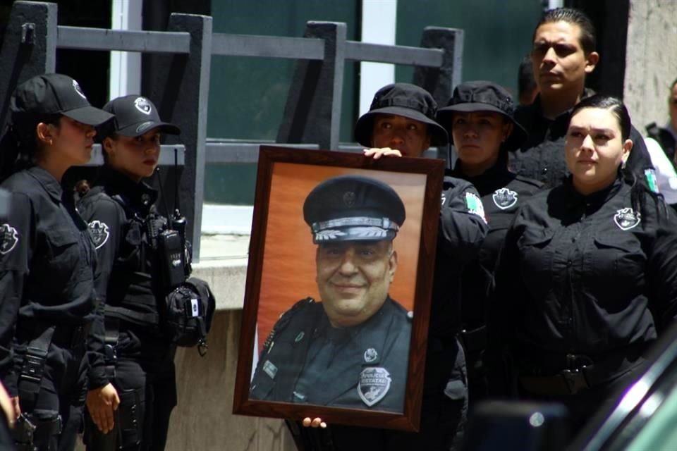 Autoridades realizaron un homenaje para despedirse de a Gerardo Insúa, tercero al mando de la SSE asesinado a balazos en Tlajomulco.