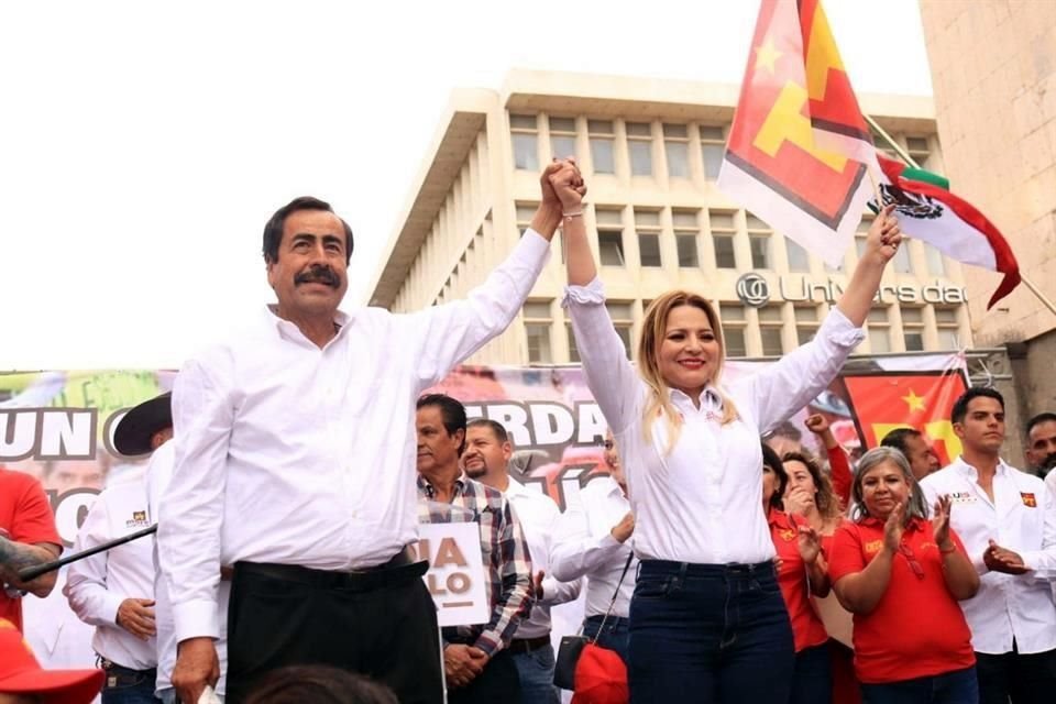 José Luis Sánchez González, candidato a diputado federal del PT, en un mitin con la candidata a la Gubernatura, Claudia Delgadillo.