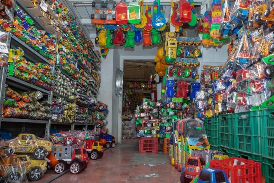 Pese al auge de juegos en celular y tabletas, las pelotas y carritos de plástico aún son lo más vendido en jugueterías del Centro de GDL.
