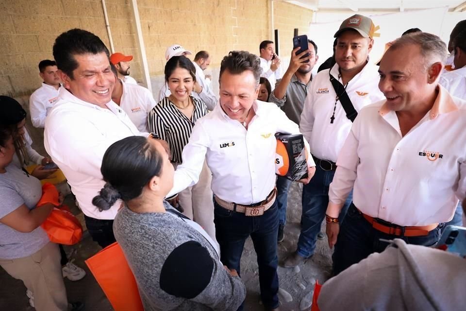 Durante su vista a San Gabriel, Pablo Lemus visitó una fábrica de balones.