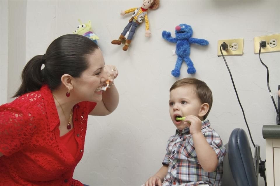 El cuidado de los dientes y una buena salud bucal empieza desde el nacimiento.