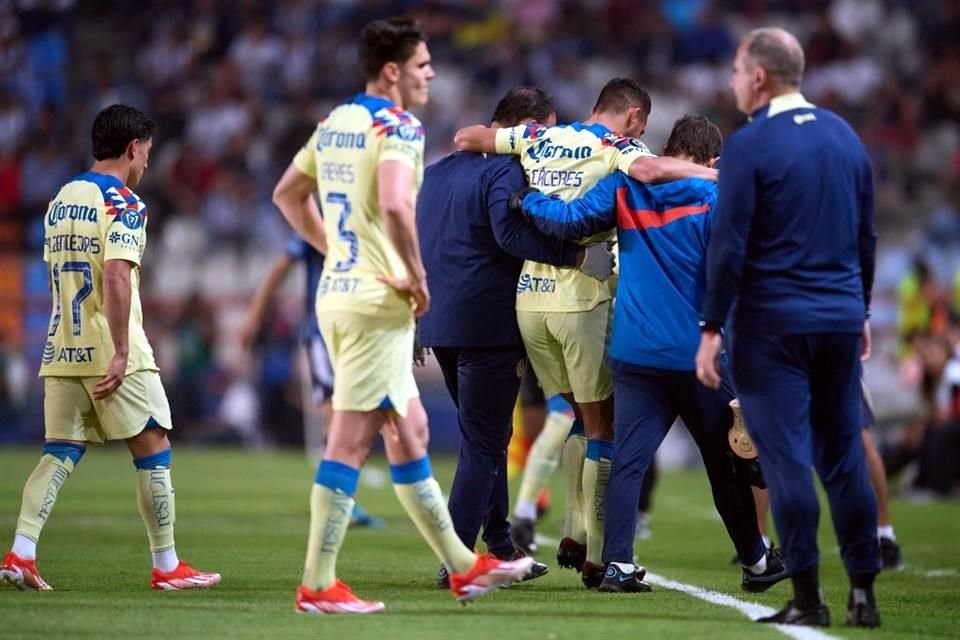 Sebastian Céceres tuvo que salir de cambio al minuto 4, luego de una lesión en la rodilla de la pierna izquierda.