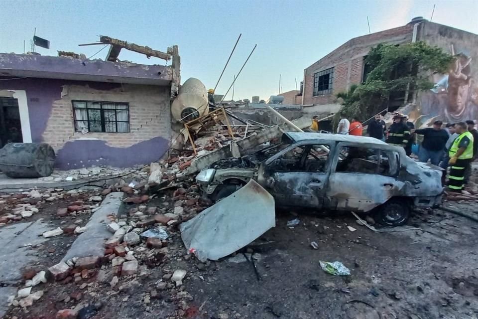 Tres personas perdieron la vida en La Barca y un hombre resultó herido, luego de que estalló el material explosivo con el que trabajaban.