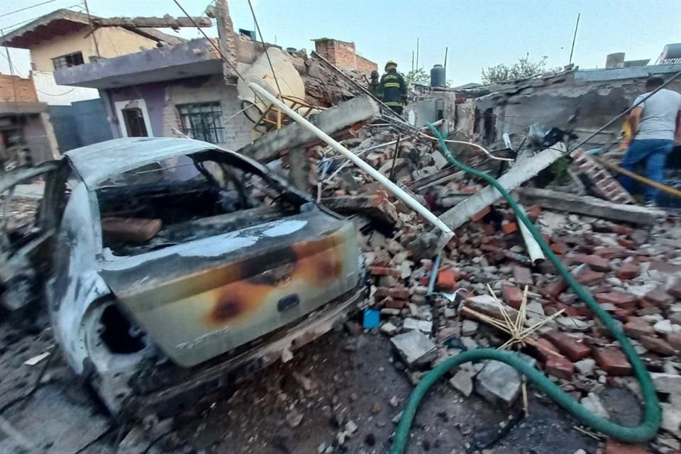 Tres personas perdieron la vida en La Barca y un hombre resultó herido, luego de que estalló el material explosivo con el que trabajaban.