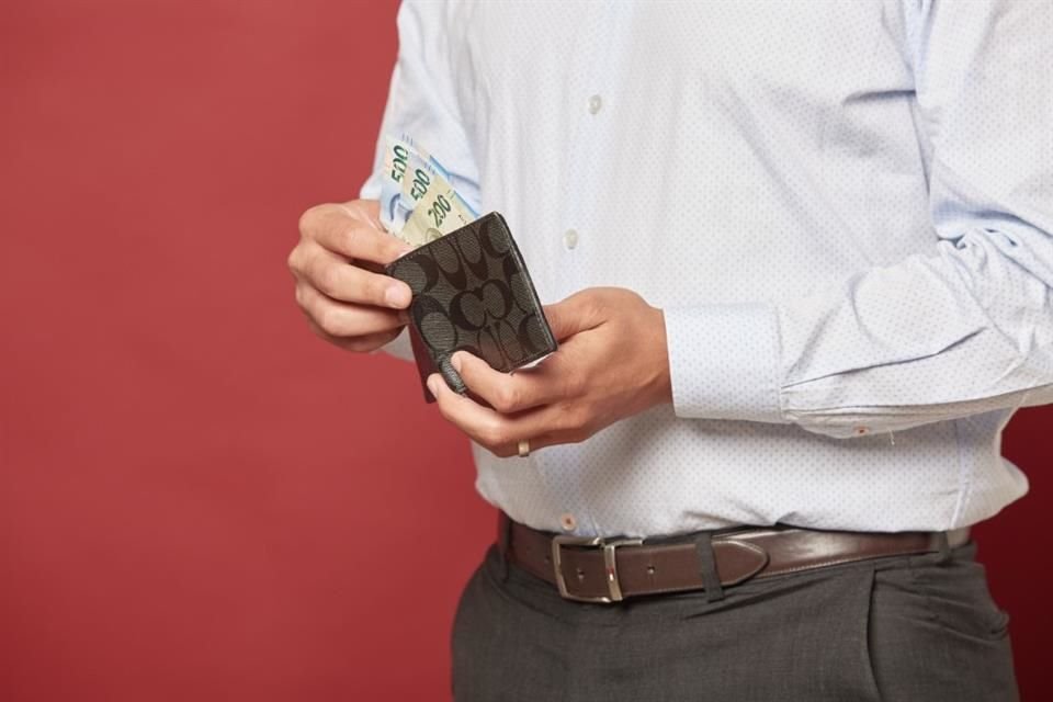 Cada vez son menos los empleados en Jalisco que ganan sueldos altos y, al mismo tiempo, cada vez son más los que tienen sueldos bajos.