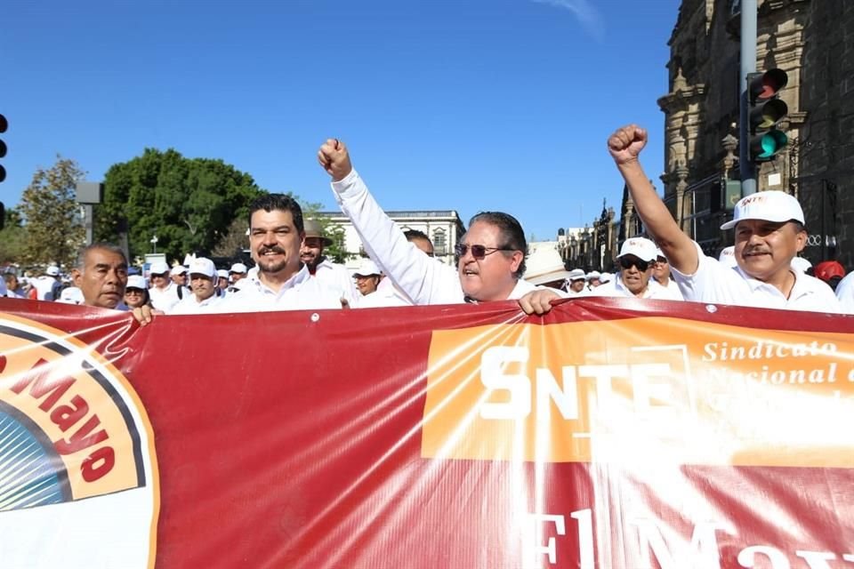 Leonel de Jesús Mayorga Anaya, secretario general de la sección 16 del SNTE, encabeza la manifestación por el Día Del Trabajo.
