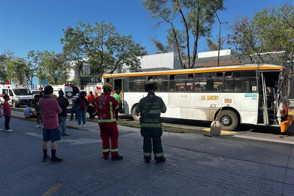 El choque entre dos unidades de transporte público en la Colonia Atlas dejó 24 heridos, de los cuales siete requirieron traslado médico.