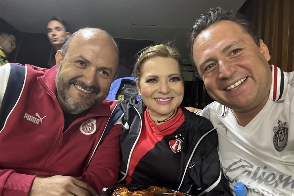El candidato a diputado local por el Distrito 2, Hugo Ruiz, compartió una fotografía desde un palco en compañía de Claudia Delgadillo y el Rector Ricardo Villanueva.