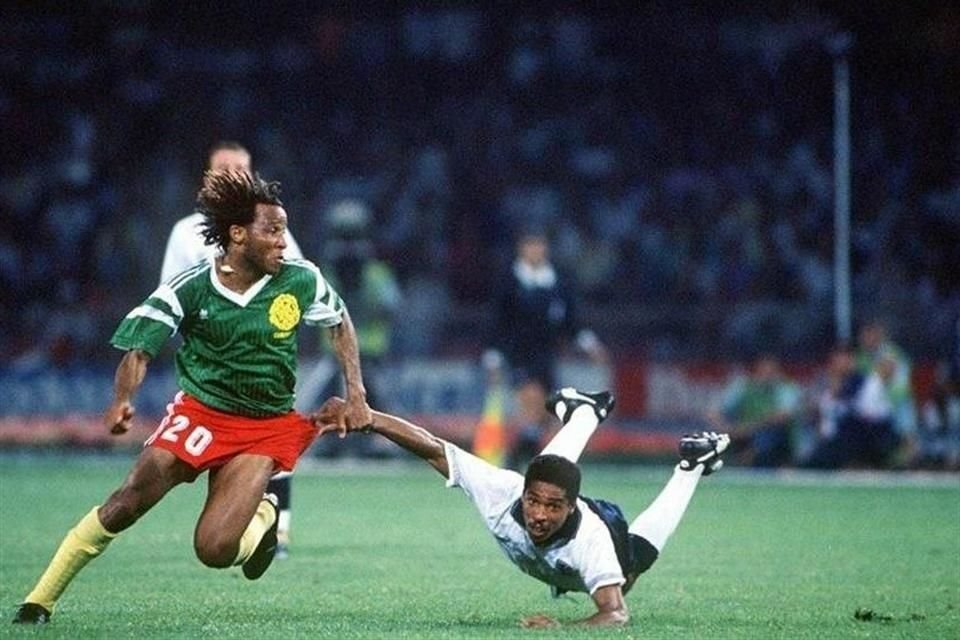 La Maldición de Makanaky es por el ex futbolista camerunés Cyrill Makanaky, quien brilló con su Selección en el Mundial Italia 90.