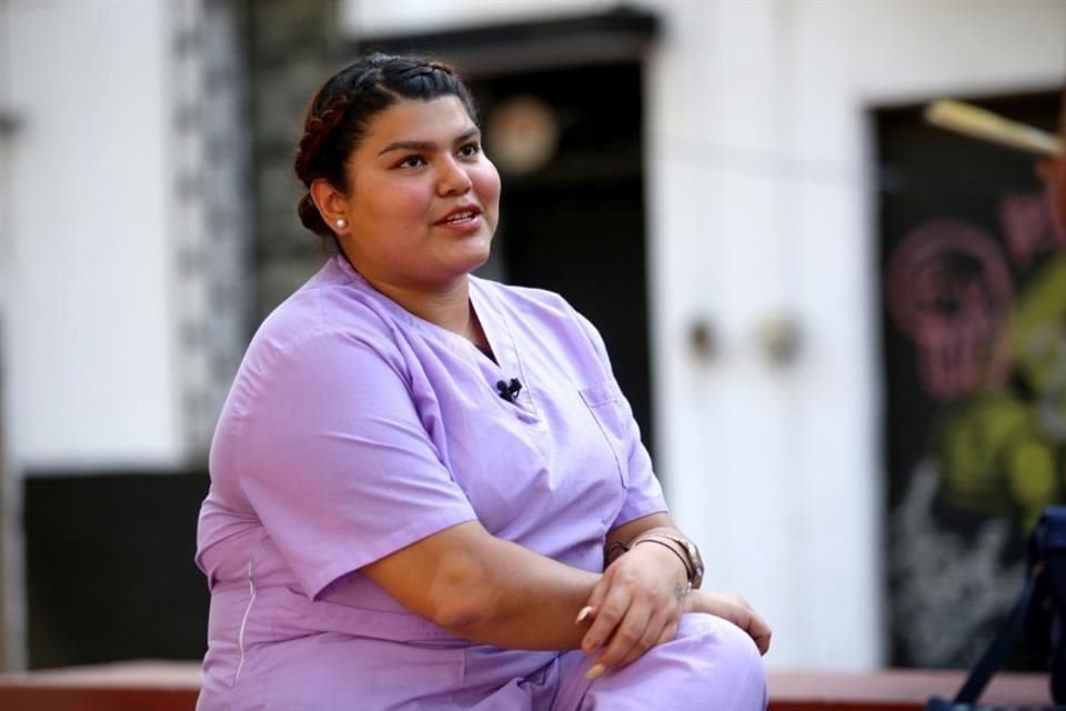 Fernanda Díaz, de 23 años, tuvo que poner su vida en pausa y buscar un lugar para vivir con su hermana menor.