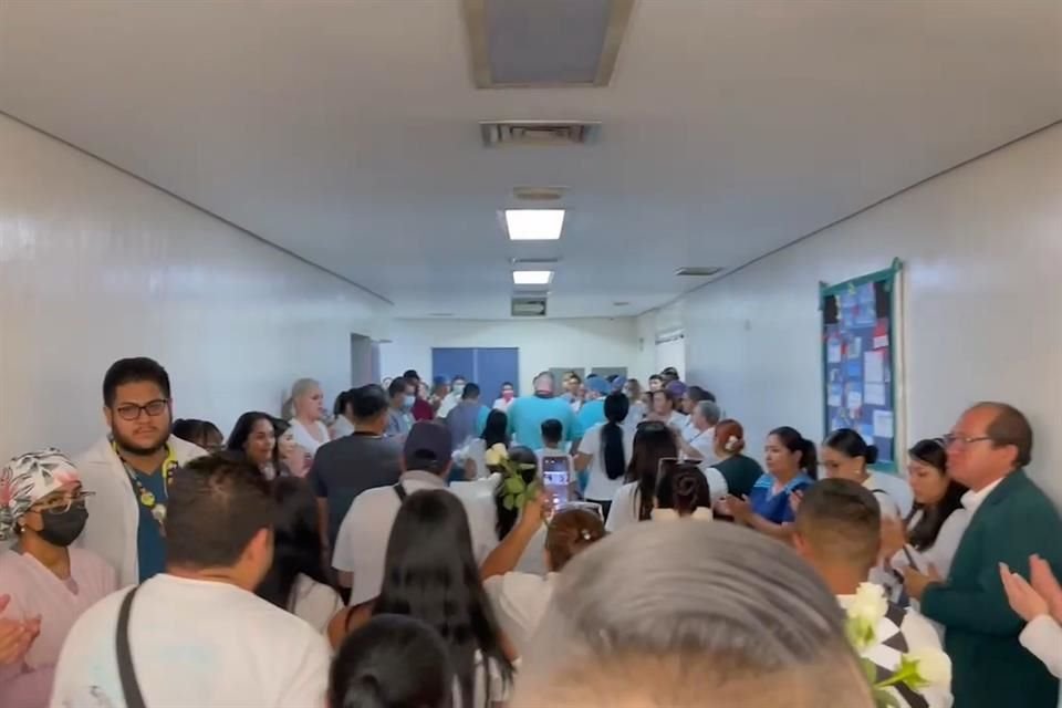 El paciente fue despedido como un héroe; médicos, enfermeras y todo el personal del nosocomio, hicieron una valla y aplaudieron a su paso.