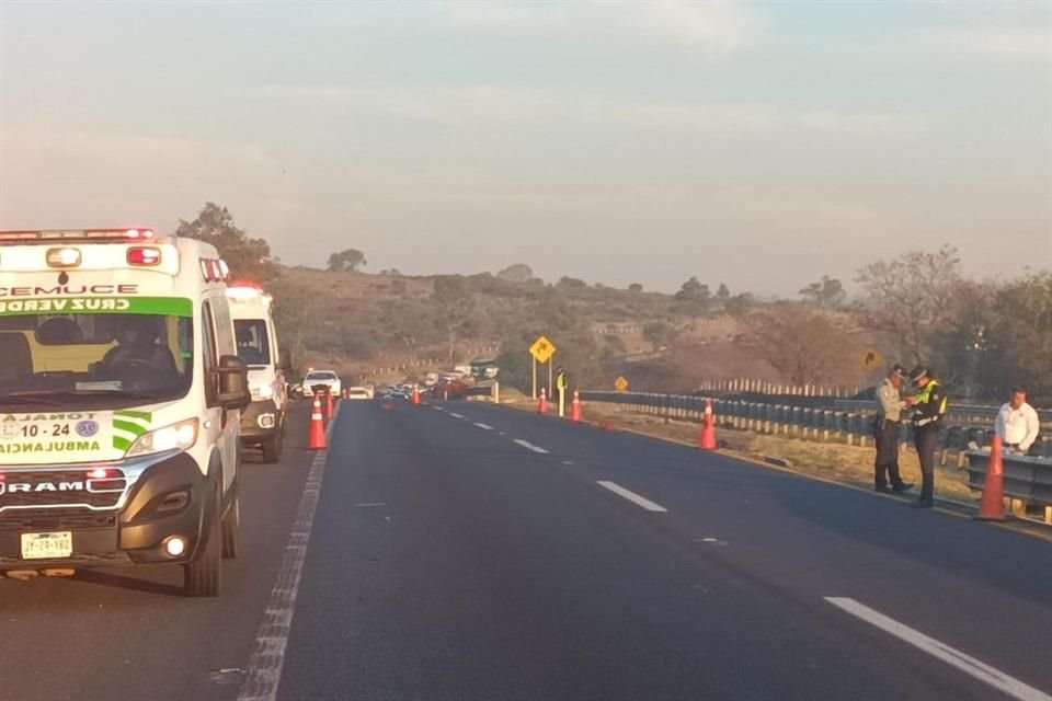 Un motociclista perdió la vida luego de ser embestido por un vehículo en la Autopista a Zapotlanejo, en Tonalá, ocasionando otro choque y colapso en la vía.