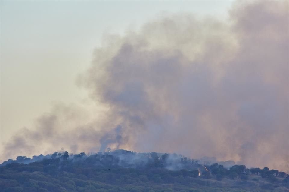 El incendio inicio desde la noche del jueves y continúa siendo atendido por 44 bomberas y bomberos forestales de la Semadet