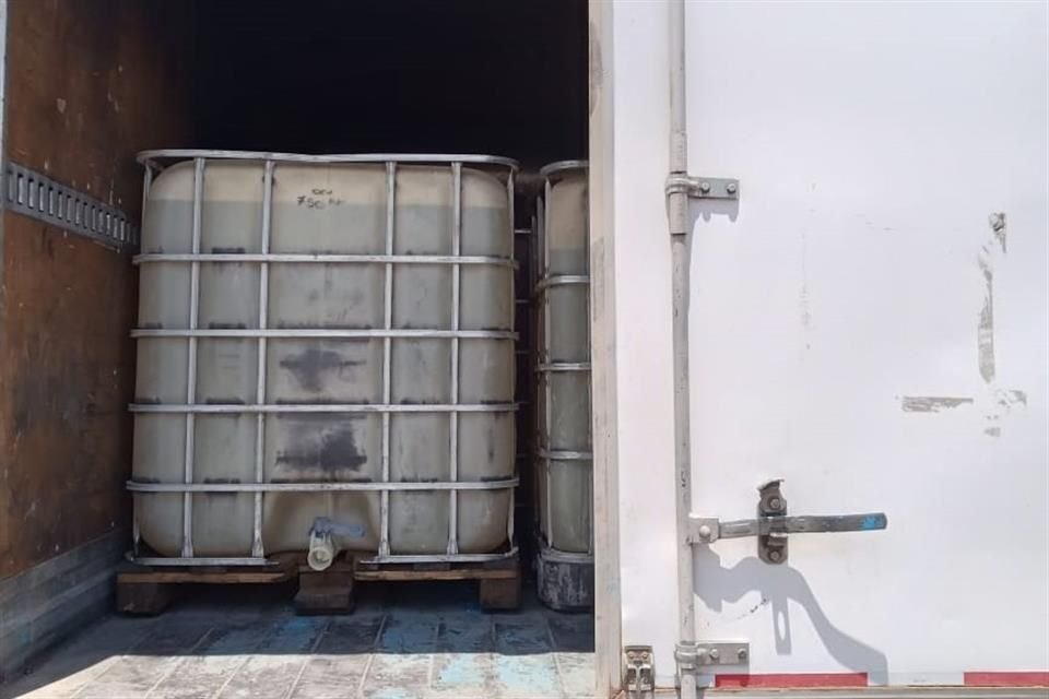 Al revisar la zona hallaron varios contenedores que contenían en total 12 mil 400 litros de gasolina.