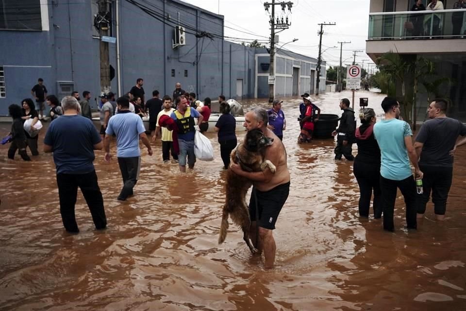 Residentes evacuan de un barrio inundado por fuertes lluvias, en Canoas, estado de Rio Grande do Sul, Brasil.