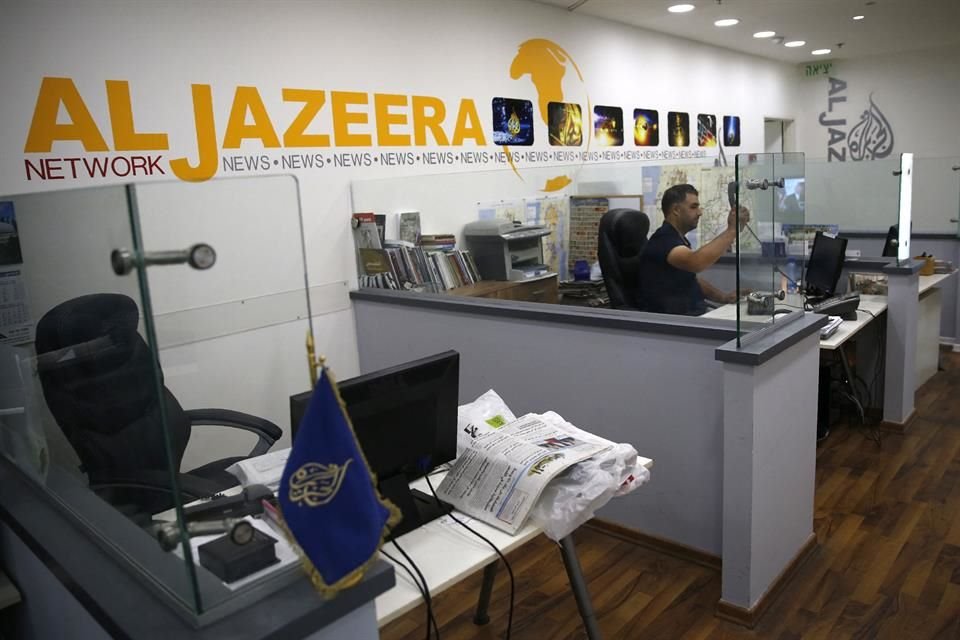 Un empleado de la oficina de AL Jazeera en Jerusalem el 31 de julio del 2017.