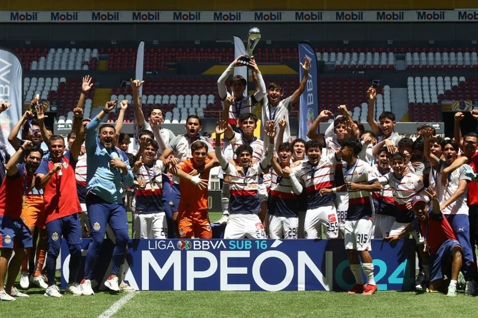 Tras vencer 3-2 al Atlas, Chivas se coronó como el campeón de la Sub 16.