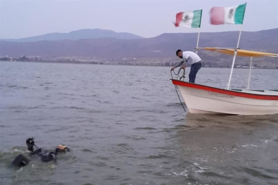 Buzos de Protección Civil realizaron durante 10 minutos una exploración submarina en la zona donde la víctima del accidente cayó.