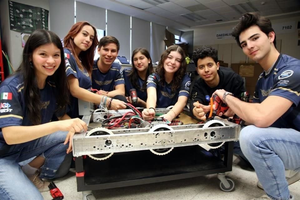Alumnos del taller de Robótica de la Prepa Tec Guadalajara, se presentaron en el concurso de robótica mundial First Robotic Competition.
