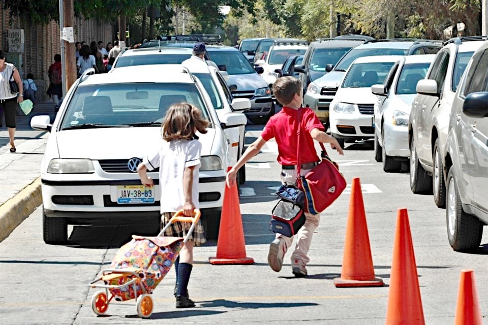 Por ley, todas las escuelas con más de 300 estudiantes deben implementar un plan de movilidad para mejorar la circulación en la zona; en la metrópoli, hay mil 125 planteles obligados. 