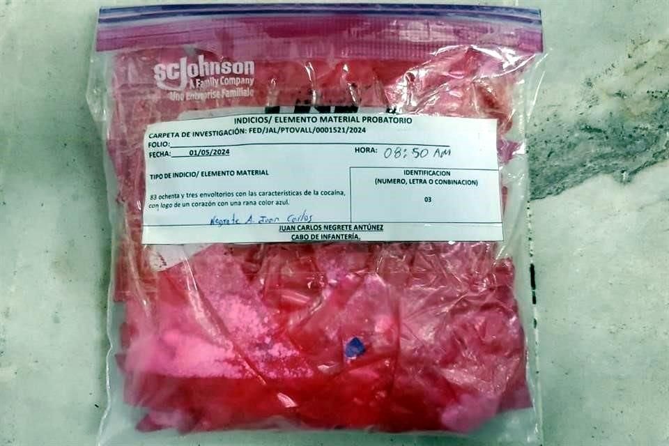 Bolsitas de droga con el logo de un corazón y un sapo fueron decomisadas en Puerto Vallarta por parte de la Sedena.