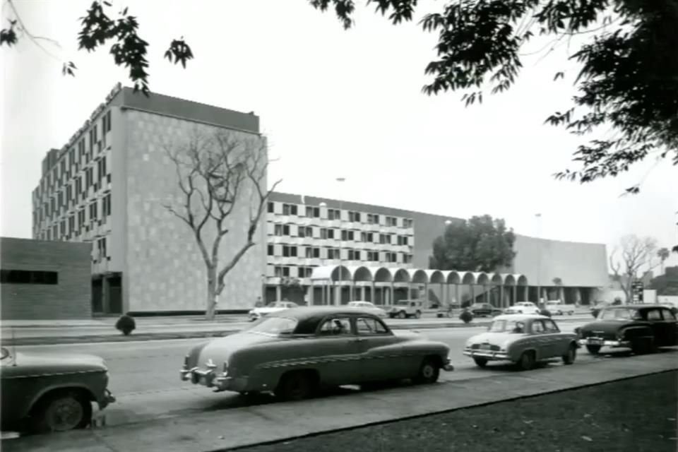 Oficinas Administrativas y Centro Social para el Bienestar y Teatro del IMSS Jalisco (1962), de Alejandro Prieto Posada.