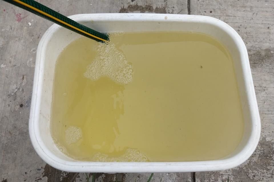 De este color salió ayer el agua en Villas del Ixtépete.
