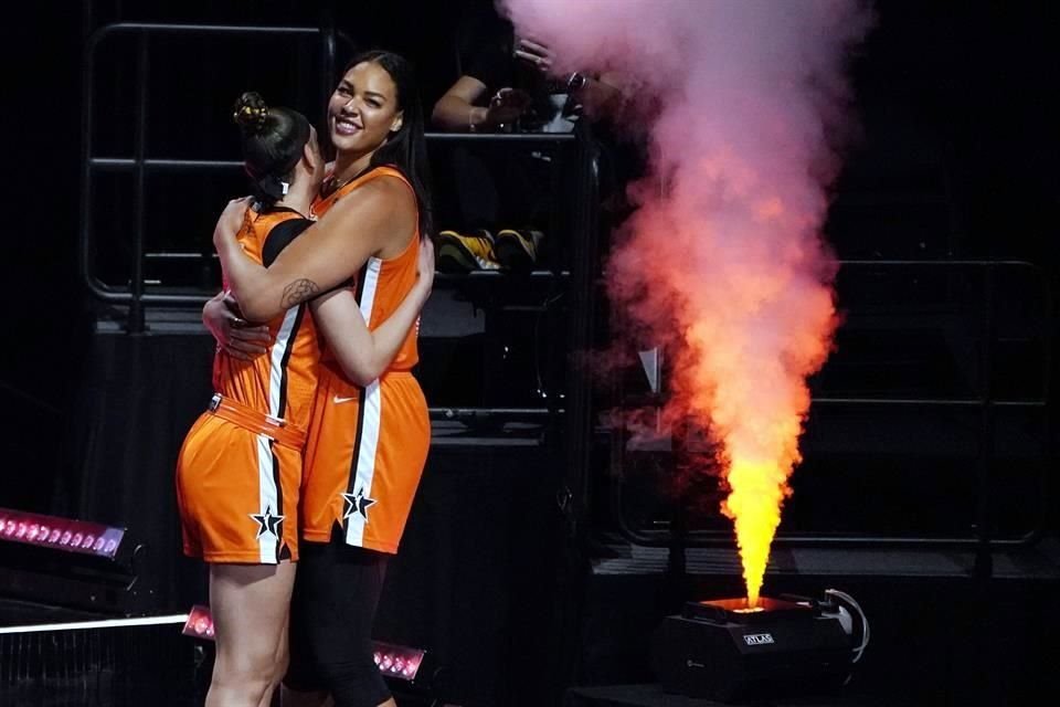 Liz Cambage (derecha) prefiere no ir a Tokio.