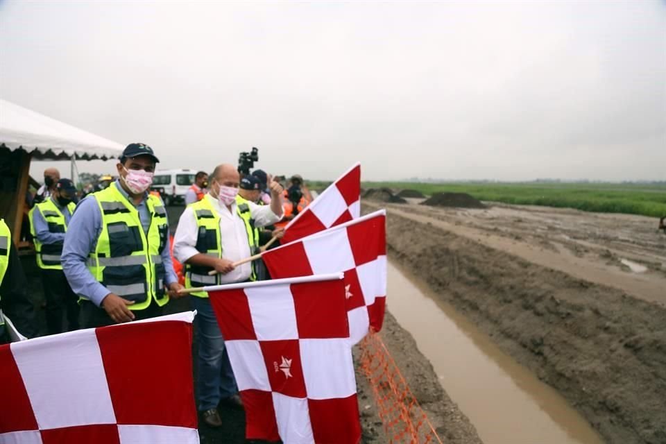 Enrique Alfaro estuvo presente durante el recorrido por las obras de ampliación y segunda pista del Aeropuerto Internacional de Guadalajara, que tienen alrededor de un 20 por ciento de avance.