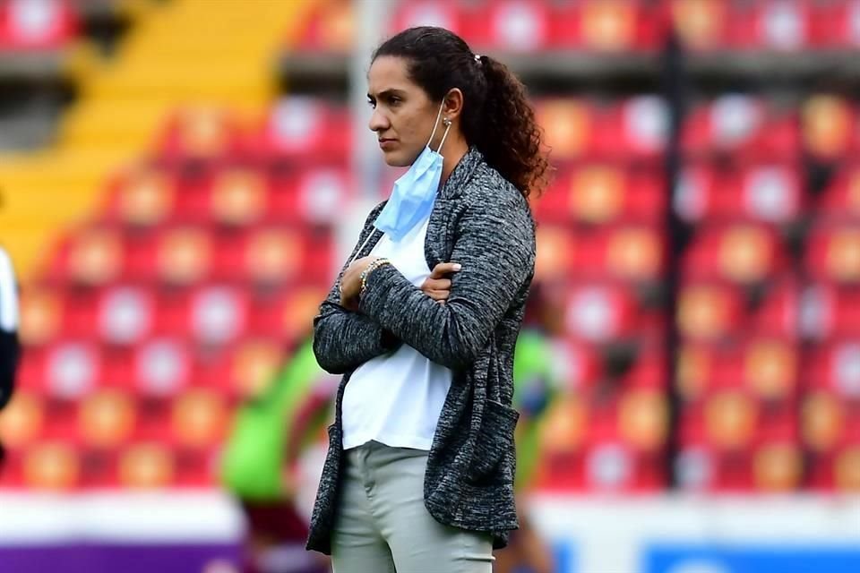 Eva Espejo no pudo tener un debut triunfal en Rayadas.