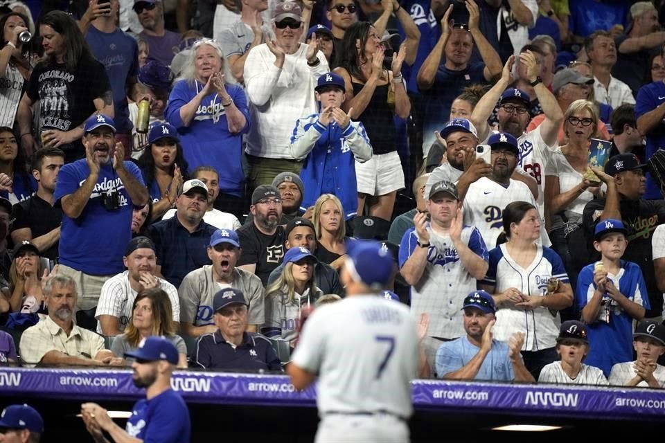 Julio Urías recibe la ovación de la fanaticada de Dodgers tras salir del partido.