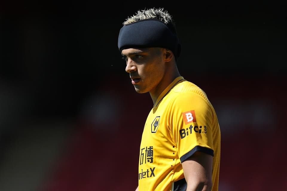 Raúl Jiménez utilizó una protección especial alrededor de la cabeza.