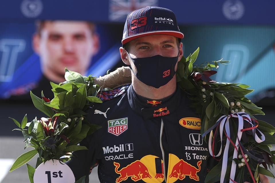El neerlandés entre hojas de laurel para festejar el triunfo en la carrera sprint.
