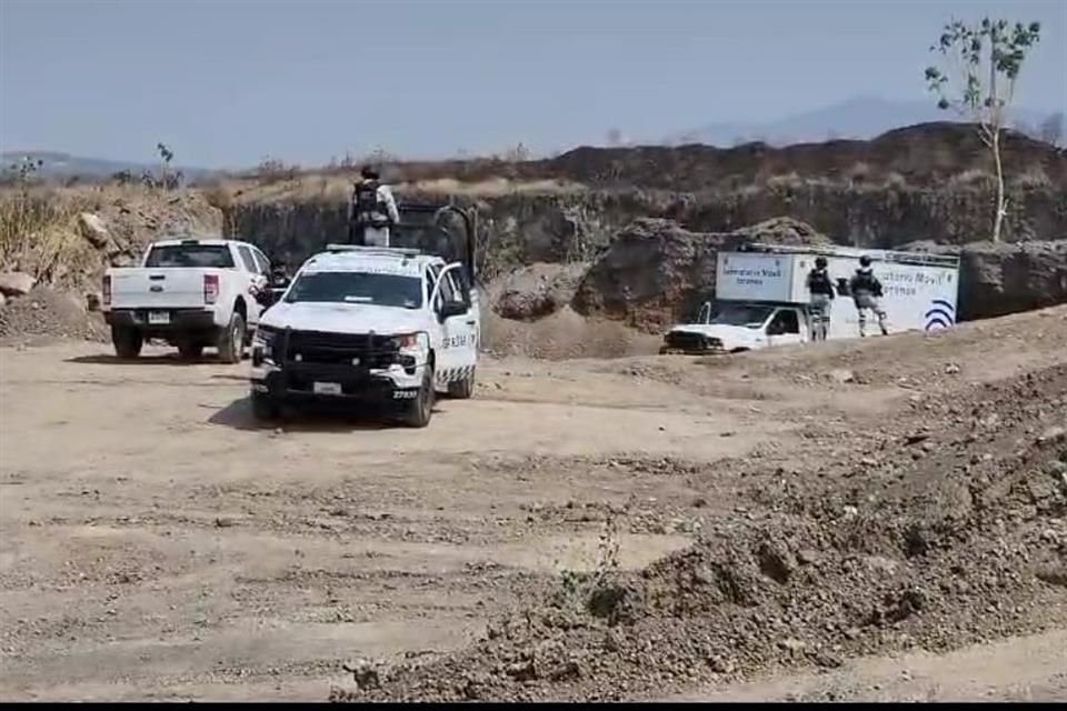 Oficiales de Tlajomulco acudieron al punto y se adentraron a la brecha a indagar.