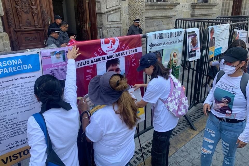 El Colectivo Luz y Esperanza, así como el Colectivo Corazones Unidos se dirigieron a Palacio de Gobierno.