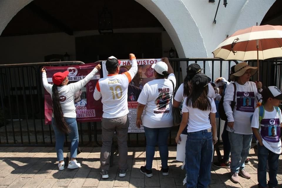 El Colectivo Madres Buscadoras se dirigió a Casa Jalisco y también colgó sus lonas y fichas de desaparecidos.