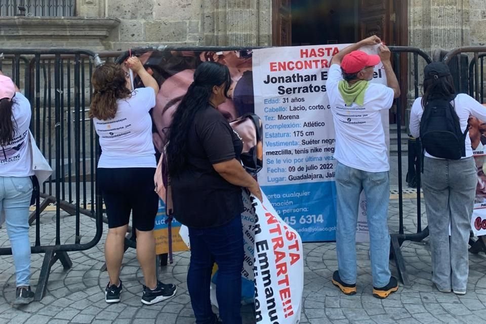 Al final de la manifestación, colgaron en las vallas las lonas y fichas de búsqueda de sus hijos o familiares desaparecidos.