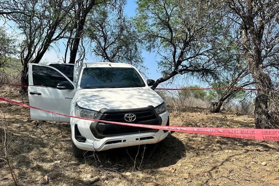 Autoridades aseguraron un vehículo robado y un ponchallantas en Encarnación de Díaz tras un enfrentamiento entre policías y civiles armados.