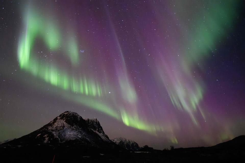 La NOAA informó que gracias a una tormenta solar, se apreciaron auroras boreales de diferentes colores en algunas partes del planeta, como en Noruega.