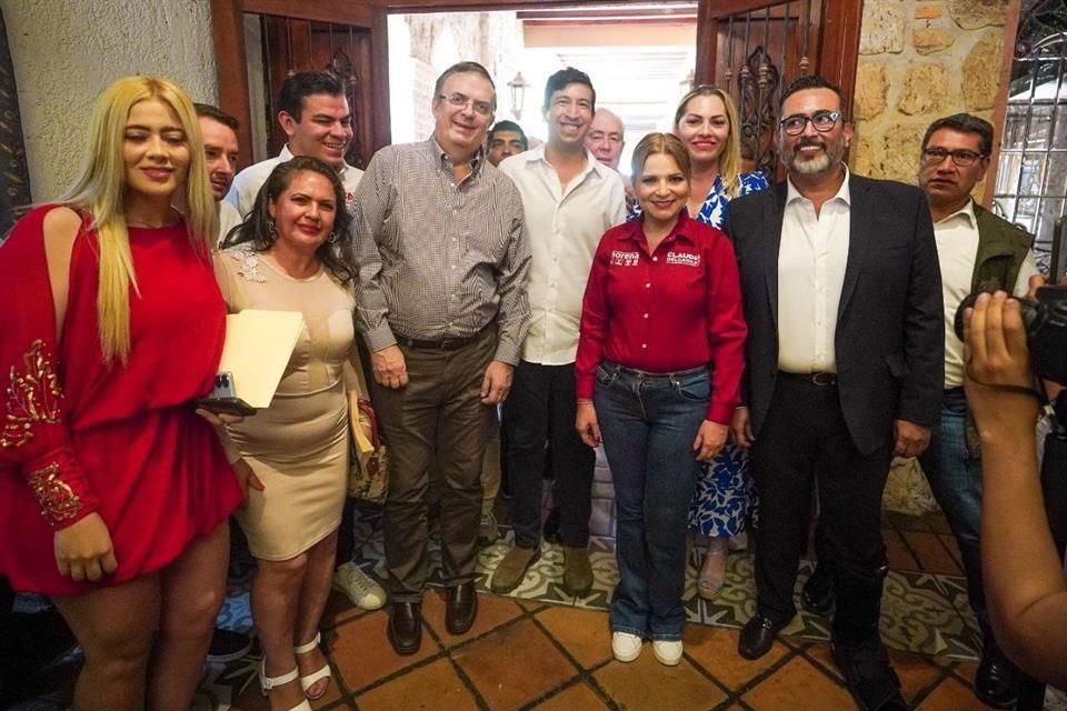 En un desayuno por el Día del Maestro, Claudia Delgadillo se comprometió junto a sus aliados a defender 'la escuela pública' en su plan de gobierno.