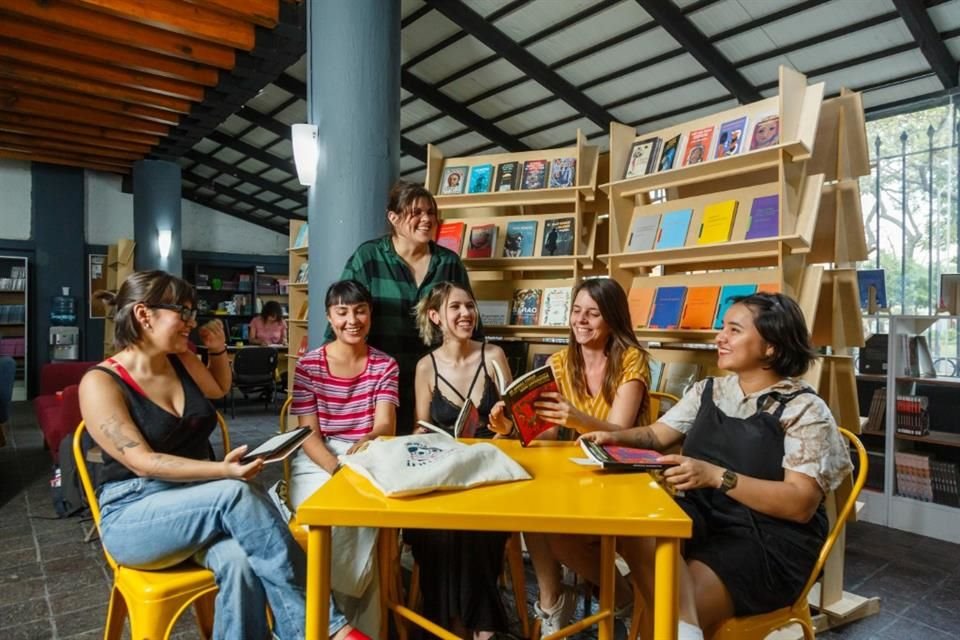 Se reúnen los miércoles a las 18:30 horas en la librería Mariano Azuela. 