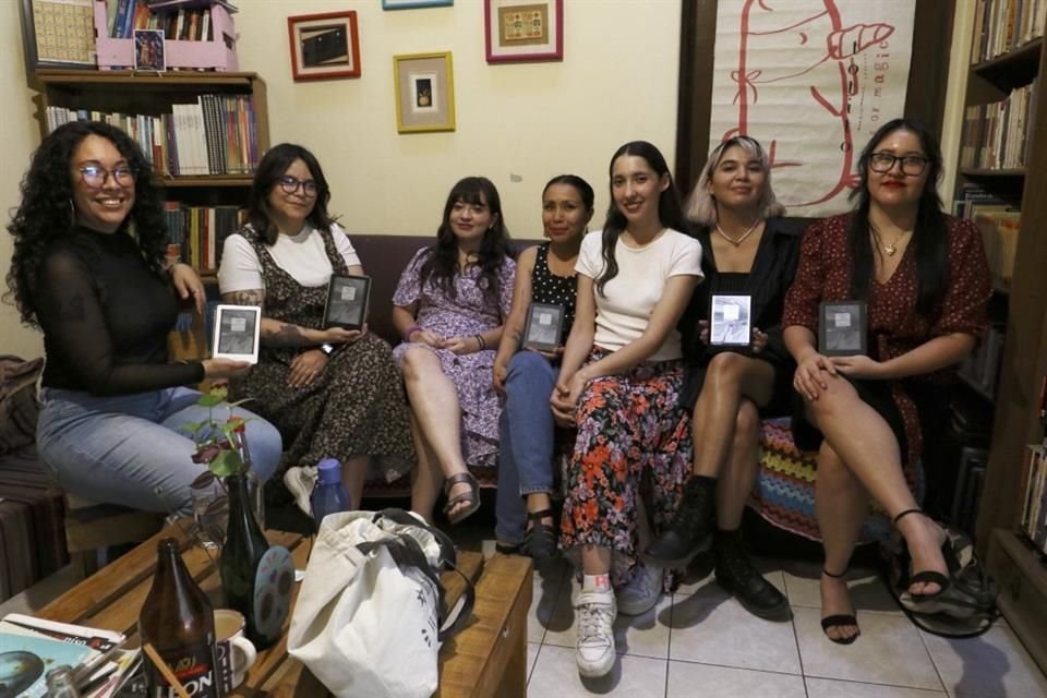 En Anónimas se reúnen dos sábados al mes en el Kali Catrinas Foro Café y en una sesión virtual.