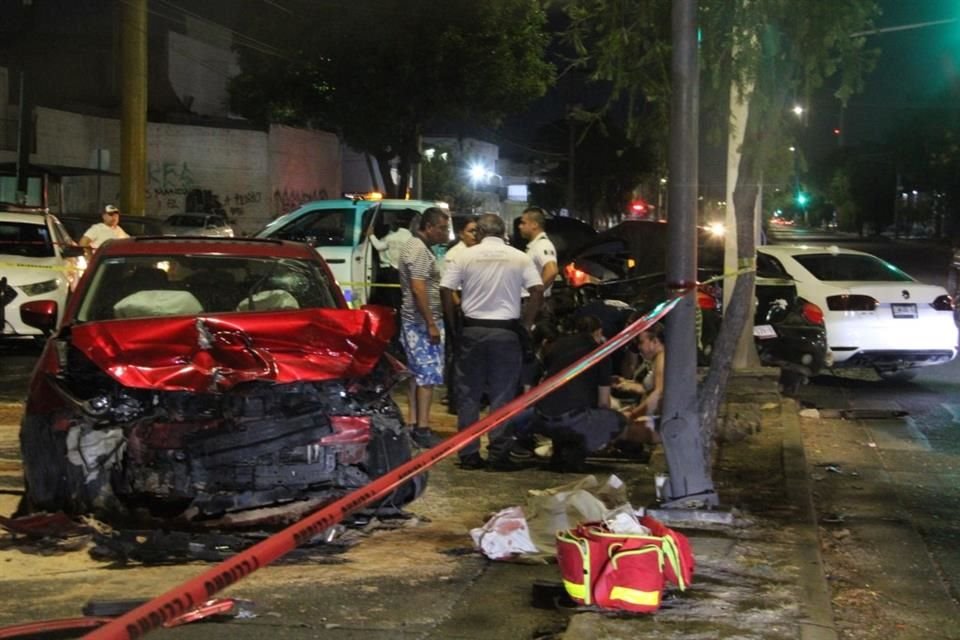 La conductora del Beetle perdió la vida y el del Mazda está lesionado de gravedad.