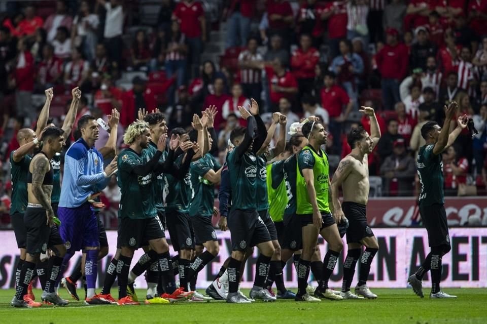 Las Chivas festejaron con su fanaticada la clasificación a las Semifinales.