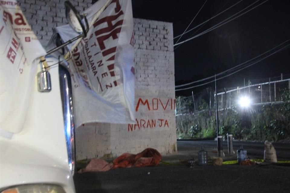 Iván José pintaba una barda de propaganda de Movimiento Ciudadano en Rancho Nuevo Guadalajara; a un costado se encontró un camión con banderas de Morena.