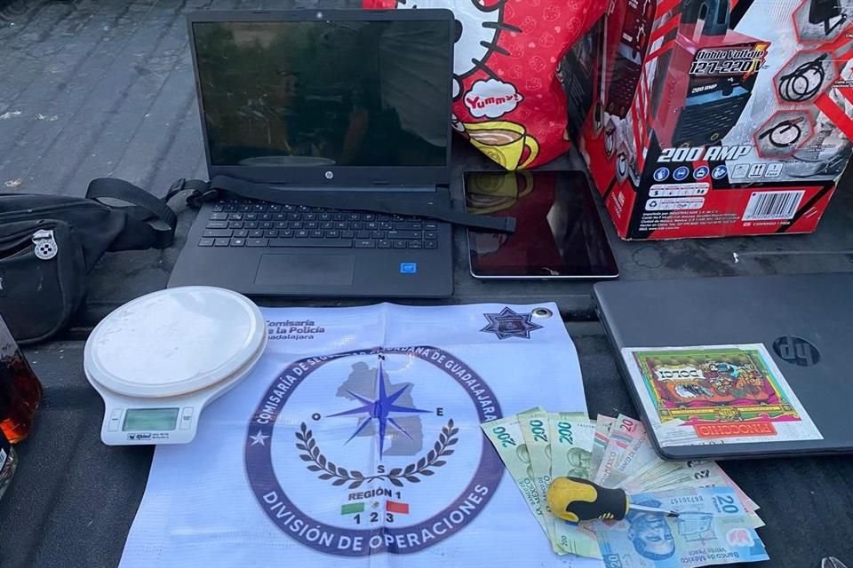 Además, se encontró una bolsa de plástico donde había dinero en efectivo, computadoras, celulares y más.