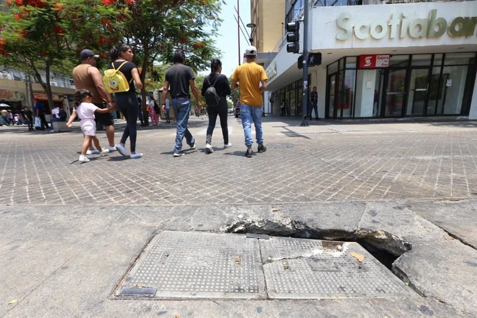 También hay tapas que se rompen por el paso de los autos.