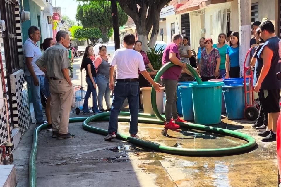 Vecinos de varias colonias de Tlaquepaque señalan que no tienen agua potable desde hace ocho días.