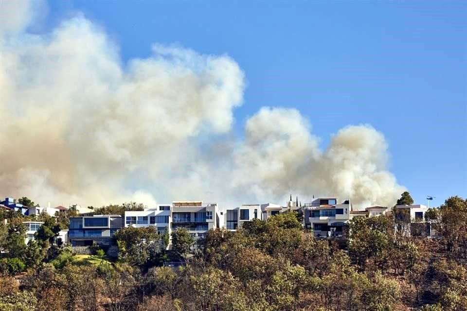 Apenas si fue extinguido un incendio en la cara norte de La Primavera, y ya se combaten otros dos en el polígono de Bugambilias y El Cielo.