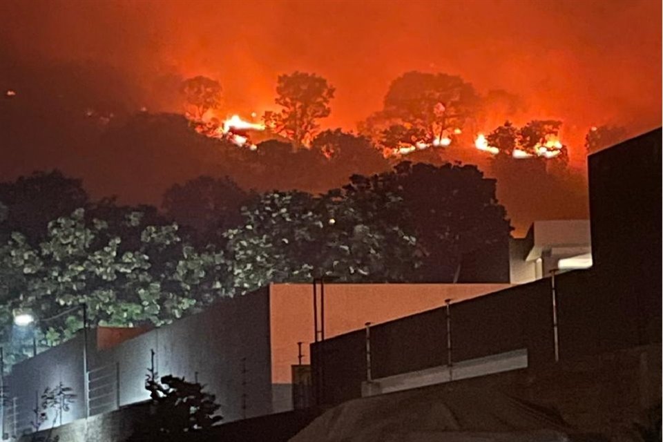 Vecinos de El Palomar y El Cielo temieron por sus viviendas al ver el fuego a sólo unos metros de distancia.